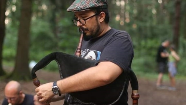 Гісторыя дудара і беларускамоўнага доктара: «Каля 40 разоў граў ля стэлы «Тры чарапахі».