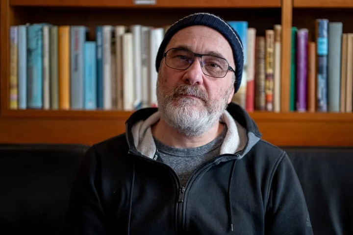 «Забойцу сына думаюць выпусціць». Дзмітрый Плакс пра сямейную трагедыю і творчасць у Стакгольмскім тэатры