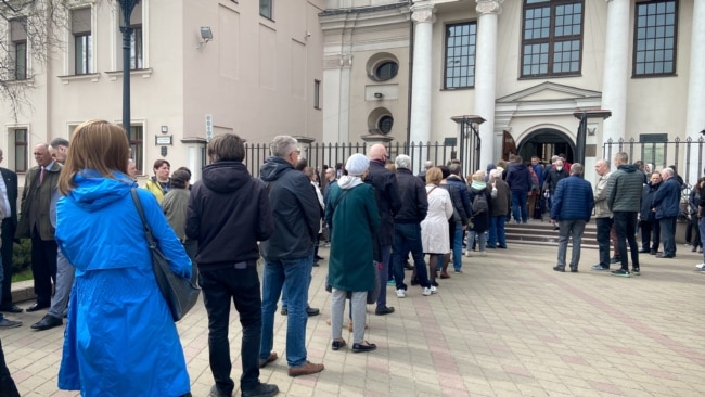 Праводзілі аплядысмэнтамі, зь белымі і чырвонымі кветкамі. У Менску разьвіталіся са Станіславам Шушкевічам