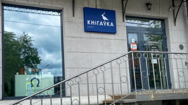 Пасьля ператрусу сілавікі затрымалі выдаўца Янушкевіча і супрацоўніцу кнігарні «Кнігаўка», забралі 200 кніг