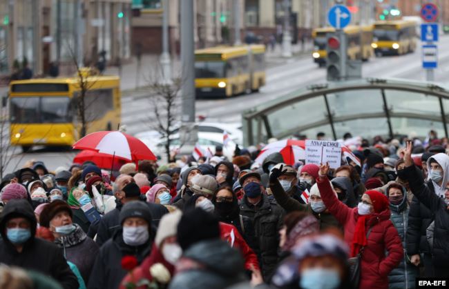 Некалькі тысяч пэнсіянэраў выйшлі на «Марш мудрасьці» ў Менску, сілавікі заблякавалі ім шлях на праспэкце