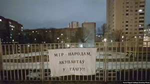 «Вывеў жанчыну ў іншы пакой і ўдарыў галавой аб сьцяну». Што рабілі на Акрэсьціна з затрыманымі на антываенных акцыях