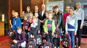 Дзеці беларускіх уцекачоў у Беластоку атрымалі камплекты школьных прыладаў 