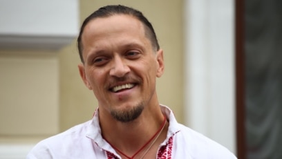 «Прачынаюся а 7-й раніцы і „бамблю“ праекты». Сьпявак Сяржук Доўгушаў пра жыцьцё за мяжой і творчасьць