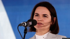 Ціханоўская сустрэлася зь беларусамі ў Празе каля помніка Скарыну