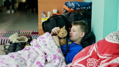 «Сядзім у бамбасховішчы, а ў мяне булачка з цынамонам». Як Маляваныч чытае казкі для беларускіх дзетак з Украіны