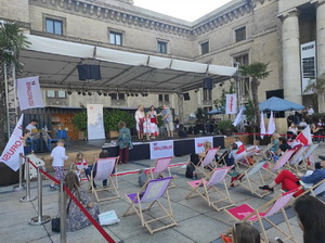 На гадавіну выбараў беларусы ў Варшаве сабраліся пад Палацам Культуры 