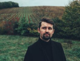 Аляксандр Чарнуха распавёў пра свой новы раман «Свінні» пра падзеі 2020 году ў Беларусі 