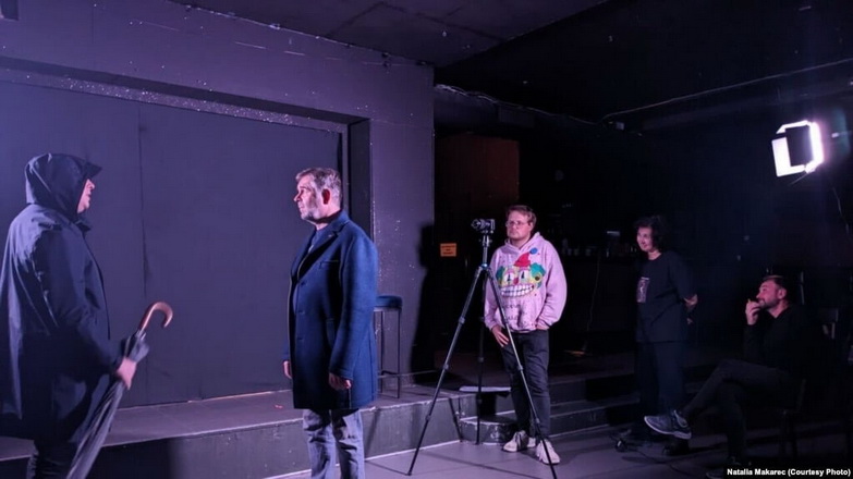 «Зрабілі з дапамогай скотчу і таленту». Былыя акторы Купалаўскага тэатру прэзэнтавалі свой першы фільм