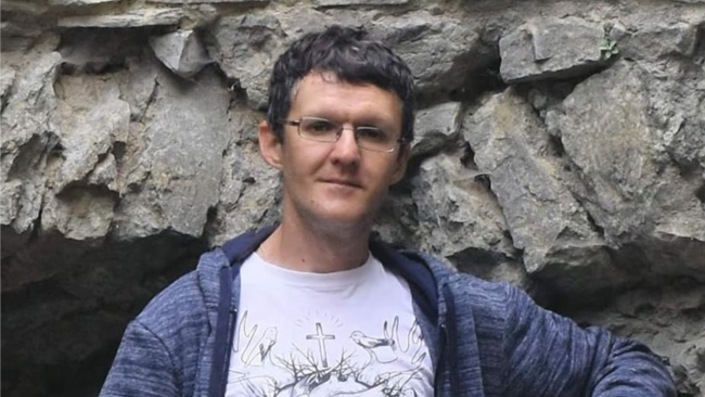 «Ён мае аўтарытэт і сярод „палітычных“, і сярод крымінальнікаў». Як сядзіць журналіст Дзяніс Івашын