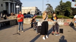 Як беларусы-уцекачы сьпяваюць на вуліцах Варшавы